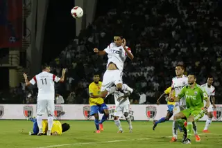 Miguel Garcia lá no alto, nos tempos em que jogou no North East United, da Índia.