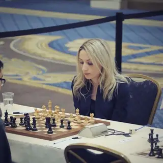 A grande-mestre norte-americana Nazi Paikidze recusou participar no Mundial feminino, em Teerão, por não querer usar hijab