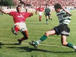 Paulo Alves disputa a bola com Hélder, durante um derbi Sporting-Benfica