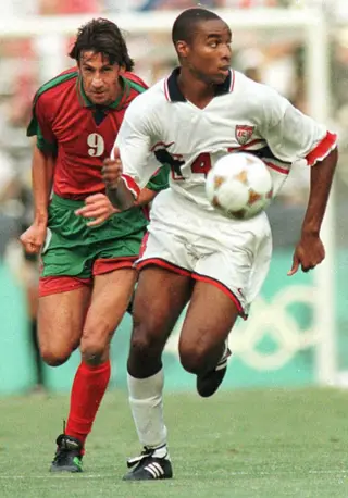 Paulo Alves, com o numero 9, na seleção A