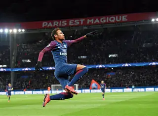 Neymar. O brasileiro, de 25 anos, é o terceiro melhor futebolista da atualidade e o mais bem posicionado para suceder a Ronaldo e Messi
