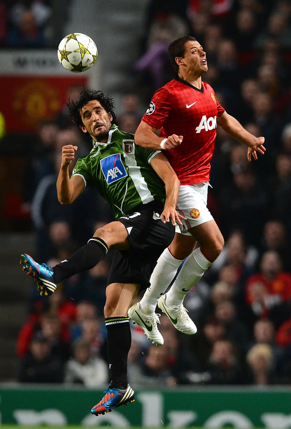 Custódio (ex-Sporting), aqui num duelo com o mexicano Chicharito em pleno Old Trafford, onde o Sp. Braga jogou para a Liga dos Campeões em 2012/13