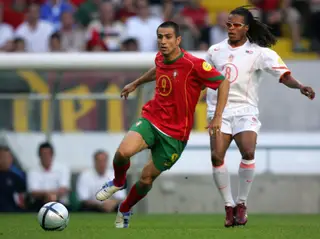 Pauleta domina a bola sob o olhar do holandês Edgar Davis, durante o Euro 2004