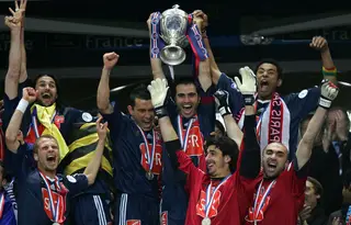 Pauleta festeja a conquista da Taça de França, em 2006, pelo PSG