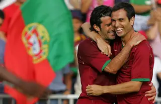 Na seleção abraçado a Luis Figo