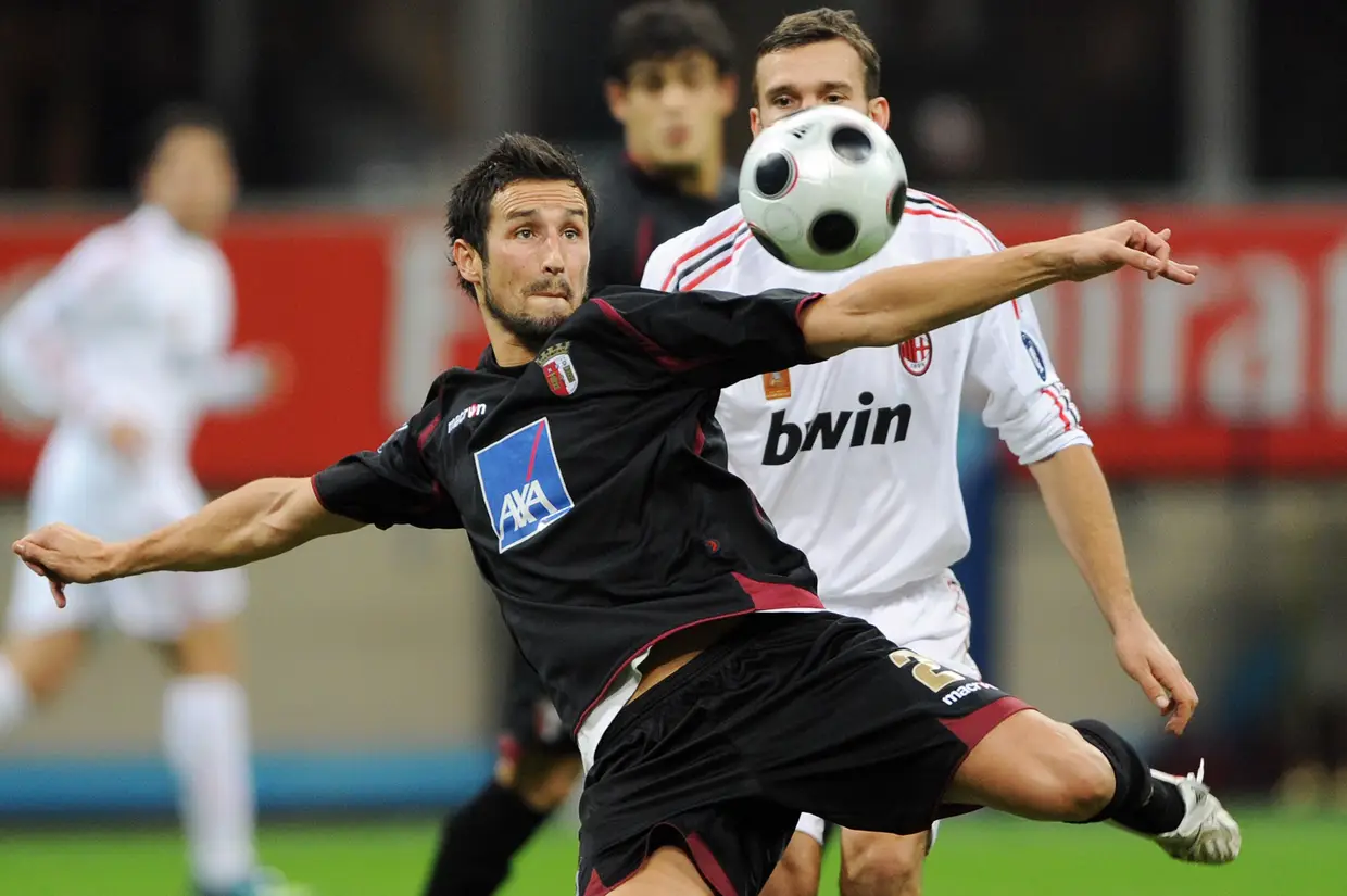 Jogou no FC Porto, relançou a carreira em Braga e ainda passaria pelo Benfica. Aqui, César Peixoto ganha um lance em pleno San Siro, onde jogou com o Milan na Taça UEFA de 2008/09