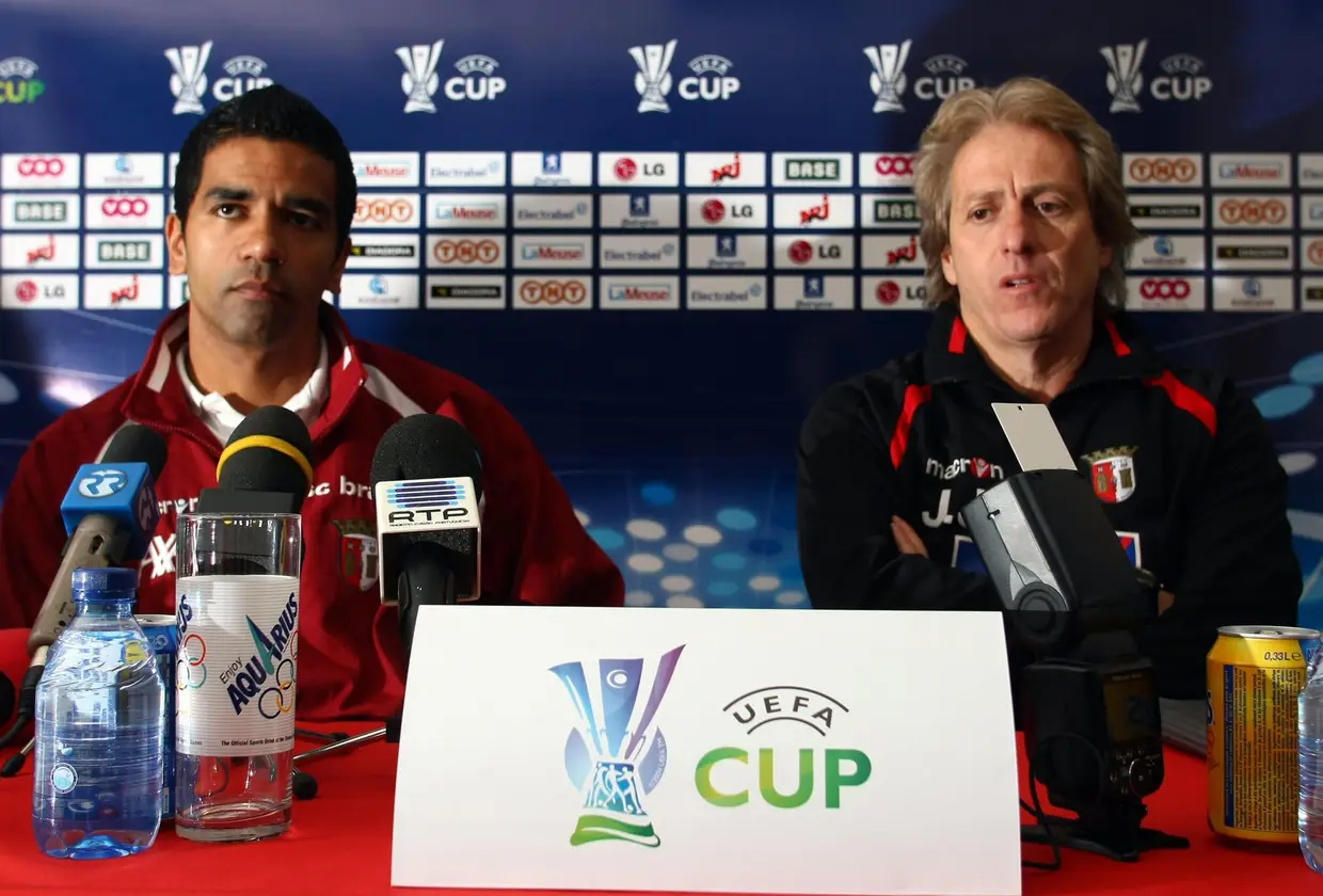 Jorginho (ex-FC Porto) e Jorge Jesus (que do Sp. Braga seguiria para o Benfica) antes de um jogo dos bracarenses com o Standard Liege, para a Liga Europa, em 2009