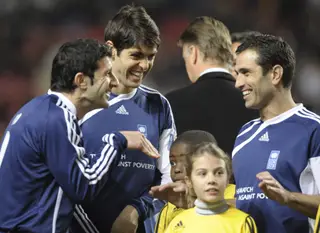 Pauleta (à direita) com Luis Figo e Kaká (no meio), durante um jogo de solidariedade contra a pobreza, em 2010
