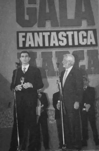 Pauleta recebe o troféu de melhor marcador de Espanha, no Salamanca