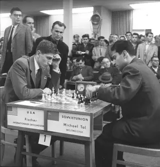 Fischer durante uma partida com o soviético Mikhail Tal, em 1960