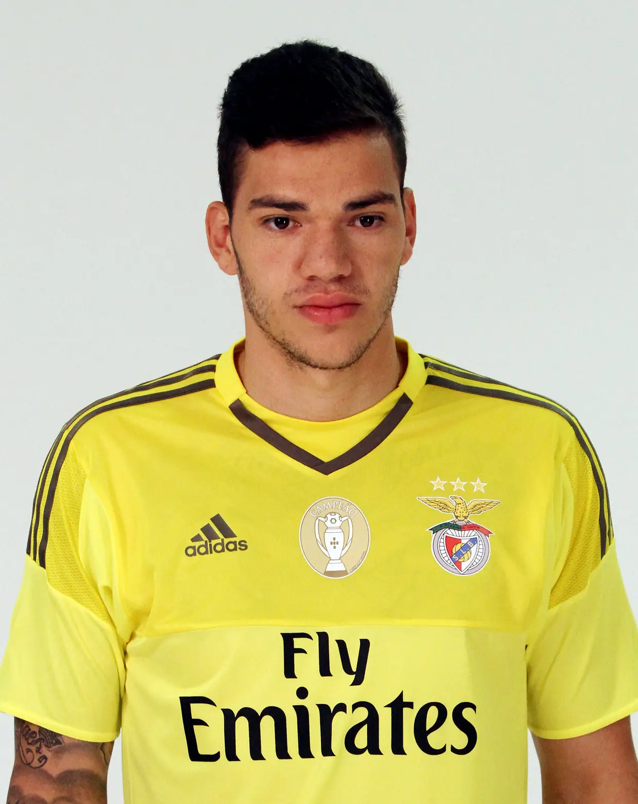 Ederson, 24 anos, chegou ao Benfica em 2009/10, nos juvenis. Depois de empréstimos ao Ribeirão e ao Rio Ave, agarrou a titularidade na Luz e foi vendido no início de 2017/18 ao Manchester City, por €40 milhões