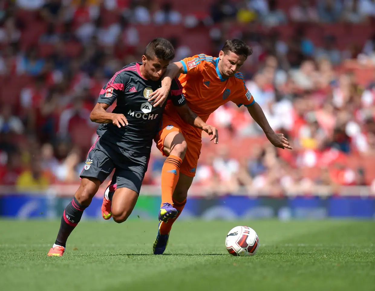João Cancelo, 23 anos, entrou no Benfica em 2008/90, nos iniciados, depois de ter começado no Barreirense. Jogou apenas duas vezes na equipa principal do Benfica, em 2013/14, e foi vendido ao Valência em 2014/15, por €15 milhões. Está atualmente emprestado ao Inter de Milão