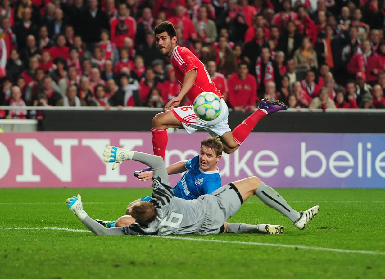 Nélson Oliveira, 26 anos, esteve no Santa Maria e no Sporting de Braga antes de chegar ao Seixal, em 2006/07, nos juvenis. Esteve emprestado várias vezes, em Portugal e no estrangeiro, completou 11 jogos pelo benfica em 2011/12, e acabou por ser vendido ao Norwich, da 2ª divisão inglesa, em 2016/17, por €3 milhões