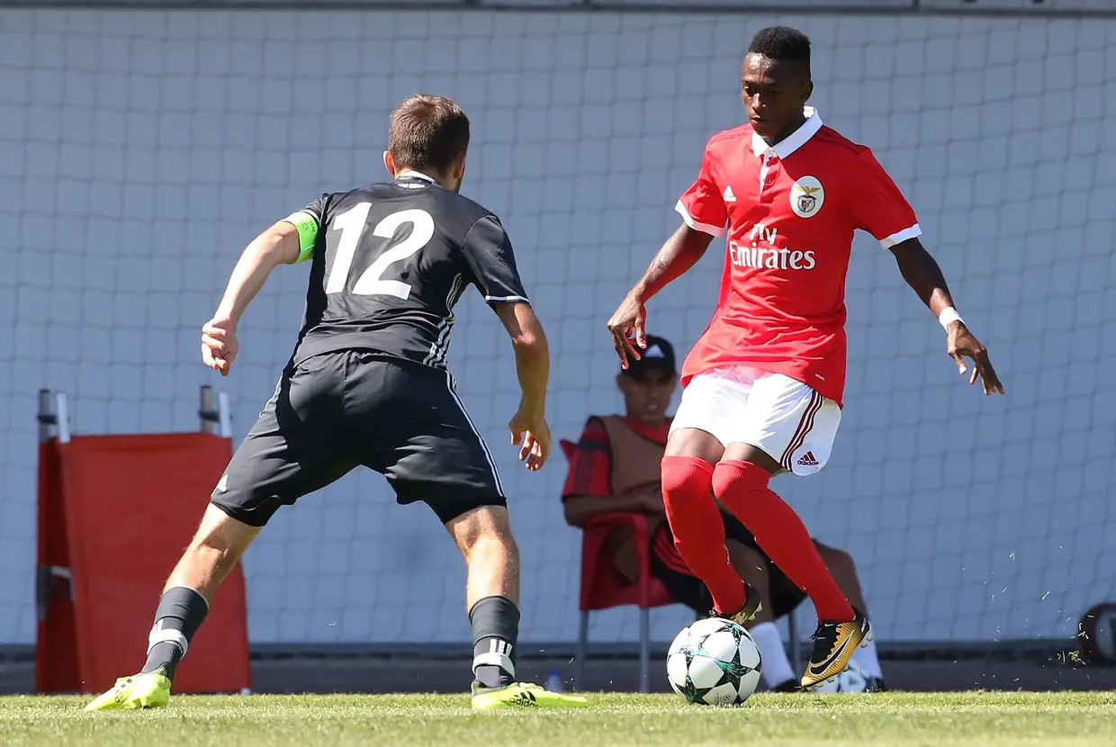 Úmaro Embaló, 16 anos, está no Benfica desde 2015/16, depois de ter passado uma época no Oeiras, em 2014/15 - o avançado nasceu na Guiné-Bissau. Será provavelmente vendido neste mercado de inverno ao Leipzig, por cerca de €15 milhões