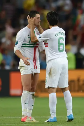 Custódio consola Ronaldo na meia final do Euro 2012 que Portugal perdeu com a Espanha