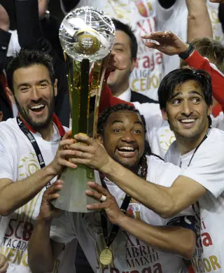 Hugo Viana, Alan Silva e Custódio levantam a Taça da Liga conquistada pelo SC Braga, depois de bater o FC Porto por 1-0, em 2013