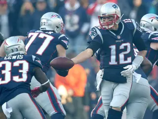 Nos três primeiros períodos, Tom Brady não conseguiu lançar nenhum touchdown. A história mudaria nos últimos 10 minutos de jogo