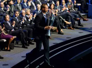 Aleksander Čeferin, presidente da UEFA, com o troféu da Liga das Nações