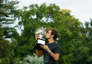 Roger Federer com o trofeu de "men's single".