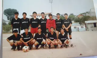 João Tomás, ao centro em baixo, numa das equipas da sua aldeia