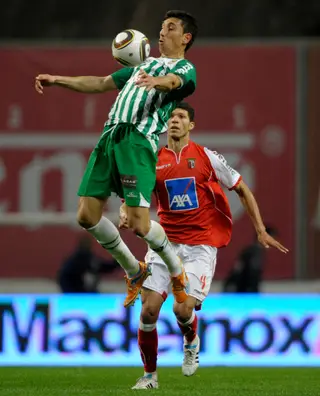 João Tomás com o equipamento do Rio Ave, recebe a bola no peito
