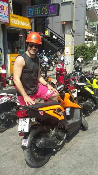 Delfim andou de lambreta quando visitou Phuket, na Tailândia
