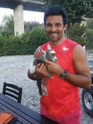Delfim com um cabrito recem nascido na sua propriedade em Marco de Canaveses