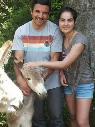 Delfim, a filha Gabriela e a recem nascida burra Risca, em Marco de Canaveses