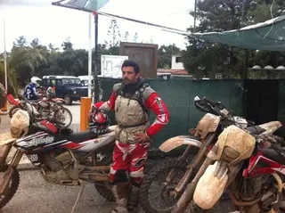 Delfim numa paragem de um passeio de moto