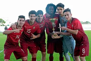 Afonso Sousa, à direita, filho de Ricardo Sousa conquistou, ao serviço da seleção de sub-17, a Algarve Cup do ano passado