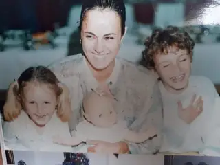 Ricardo, à direita, com a mãe e a irmã