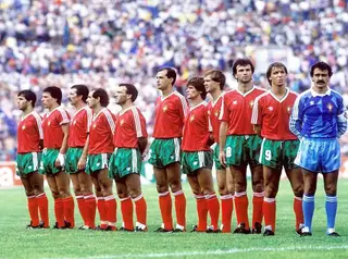 Augusto Inácio, o segundo à esquerda, com as cores da seleção nacional