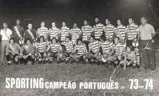 Augusto Inácio é o terceiro em pé, a contar da direita. Na equipa do Sporting que foi campeã naiconal em 1973/74