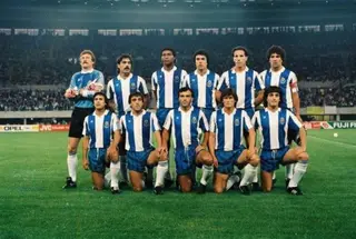 A equipa do FC Porto campeã europeia em 1987 Inácio é o terceiro em pé, a contar da direita.