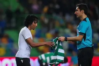 O árbitro Tiago Martins devolve a camisola a Gelson Martins e... expulsa-o, com um segundo amarelo, frente ao Moreirense