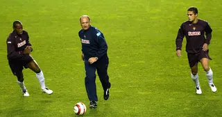 Frechaut num treino da seleção, com Scolari, ao centro, e Luis Boa Morte, à esquerda