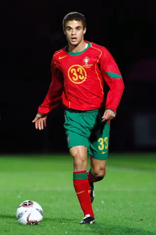 Frechaut começou a representar a seleção nacional muito cedo, nos sub-15