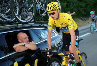 O team leader da Sky, David Brailsford, com o principal ciclista da equipa, Chris Froome, atualmente sob investigação devido a um controlo positivo