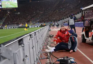 O apanha-bolas da Roma que foi empurrado por um jogador do Shakhtar Donetsk