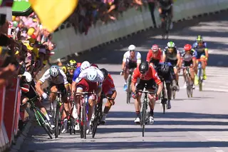 Peter Sagan encostou em Mark Cavendish, que acabou por cair da bicicleta