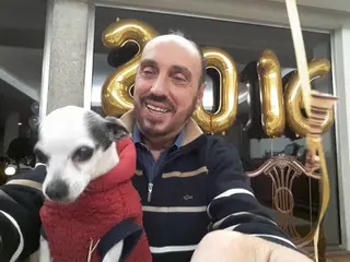 Cajuda com o seu Chihuahua chamado Paris.
