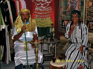 Cajuda e a mulher no Egito, vestidos a preceito