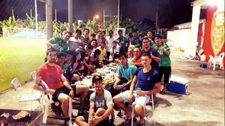 Num jantar com a equipa da Tailândia, no campo de treinos