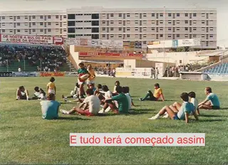 No primeiro ano como adjunto de Mladenov, Cajuda, a distribuir camisolas num treino do Farense. A criança é o seu filho Hugo