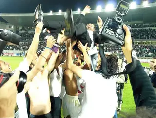 Os jogadores do V. Guimarães atiram Cajuda ao ar, nos festejos da subida de divisão