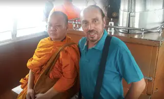Ao lado de um monge, na Tailândia