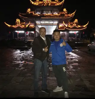 Cajuda na China com o tradutor Fábio