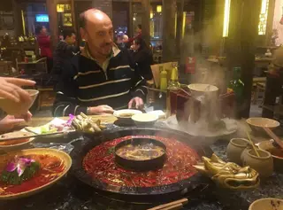 Cajuda durante um jantar na China