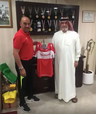 Cajuda visitou o presidente do clube que treinou no Dubai para oferecer-lhe uma camisola do clube chinês que estava a treinar
