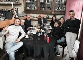 Cajuda com os dois fllhos, a mulher e netos